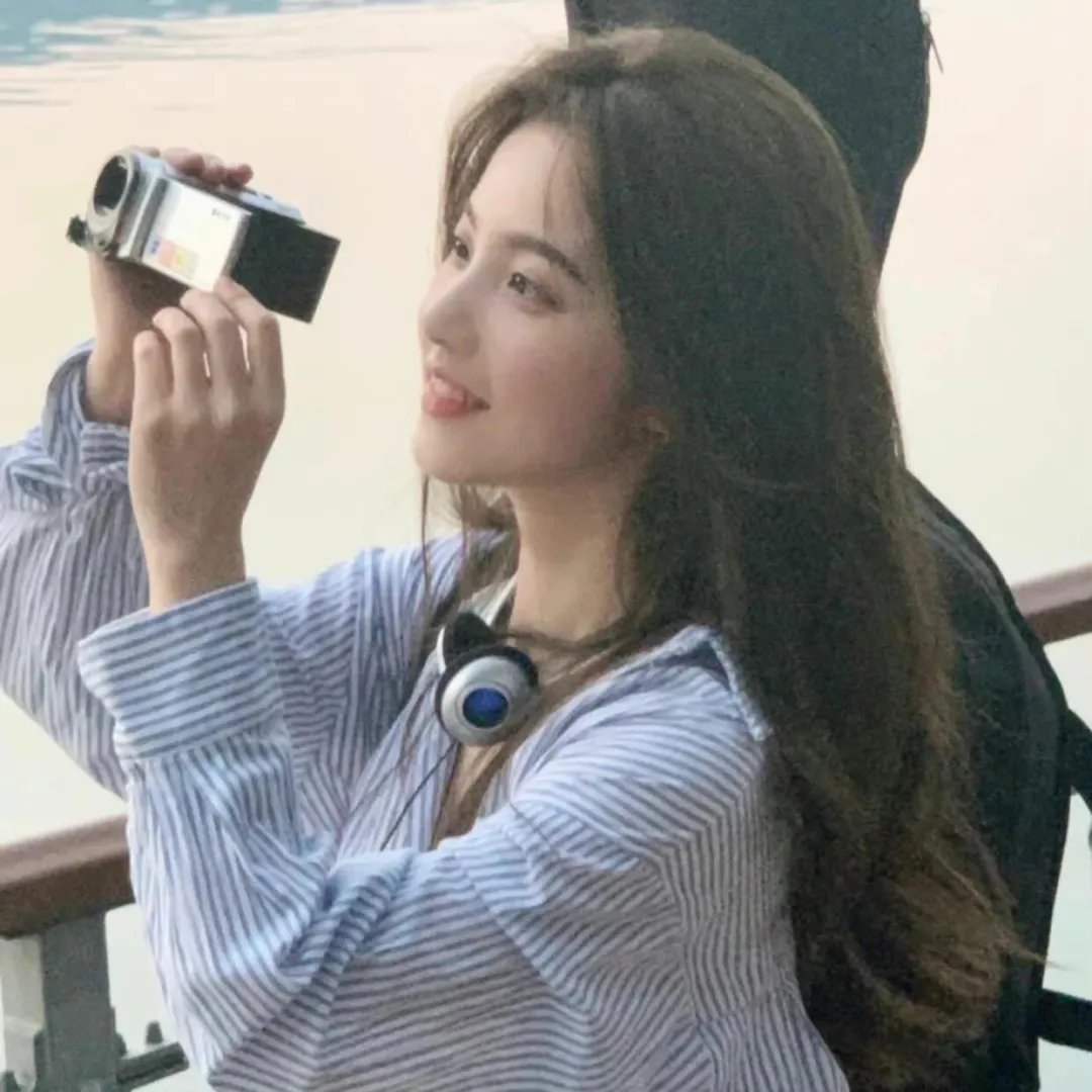 戴红头巾的女孩